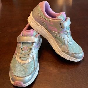 Saucony girls size 3.5 shoes. Like new!